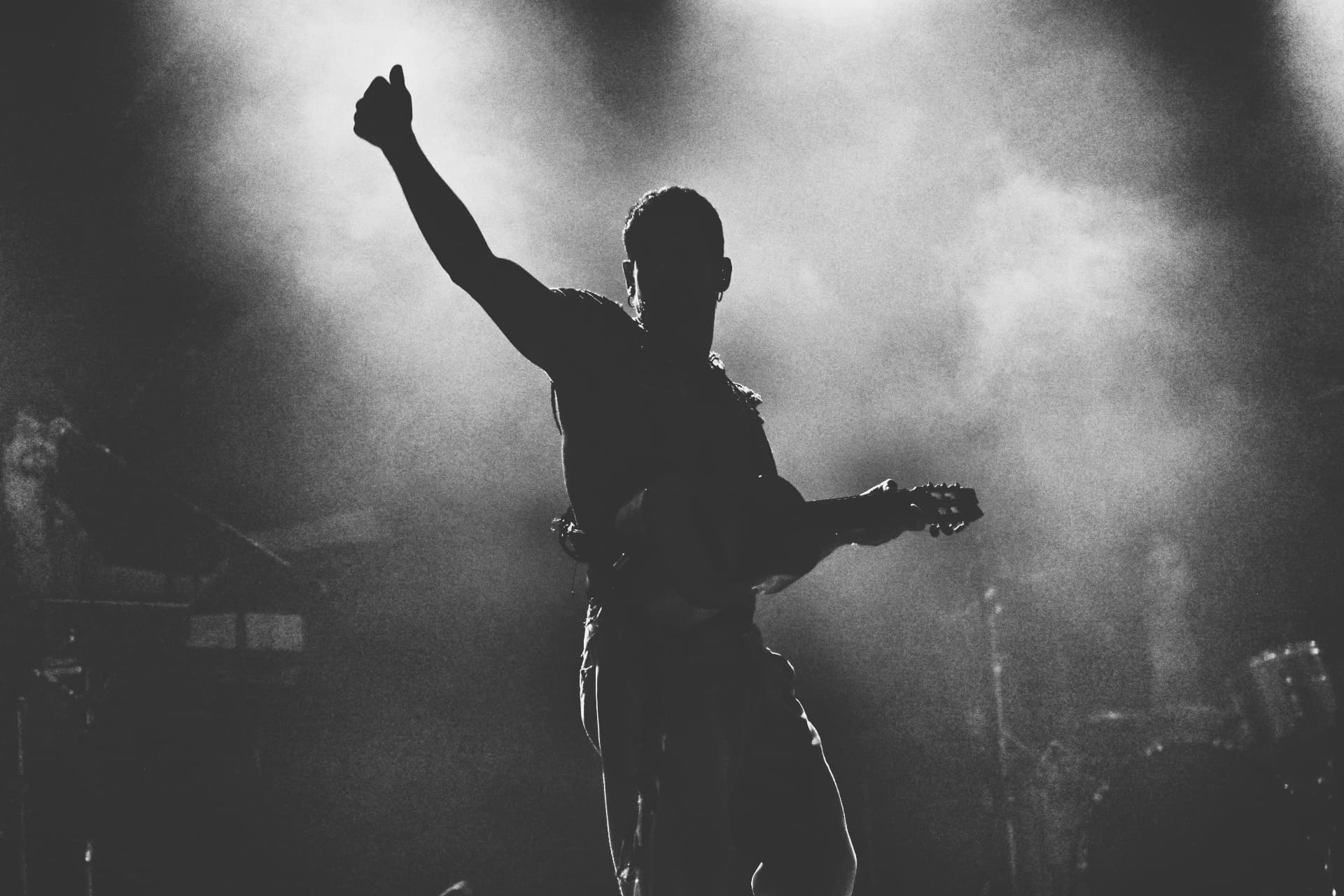 Silhouette in bianco e nero di Mannarino con la chitarra