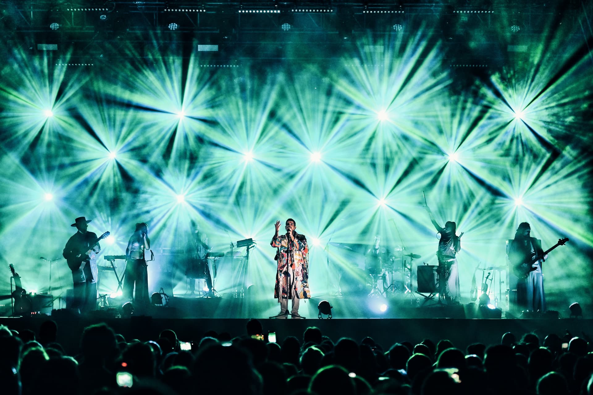 La band sul palco tra grandi raggi di luce verde