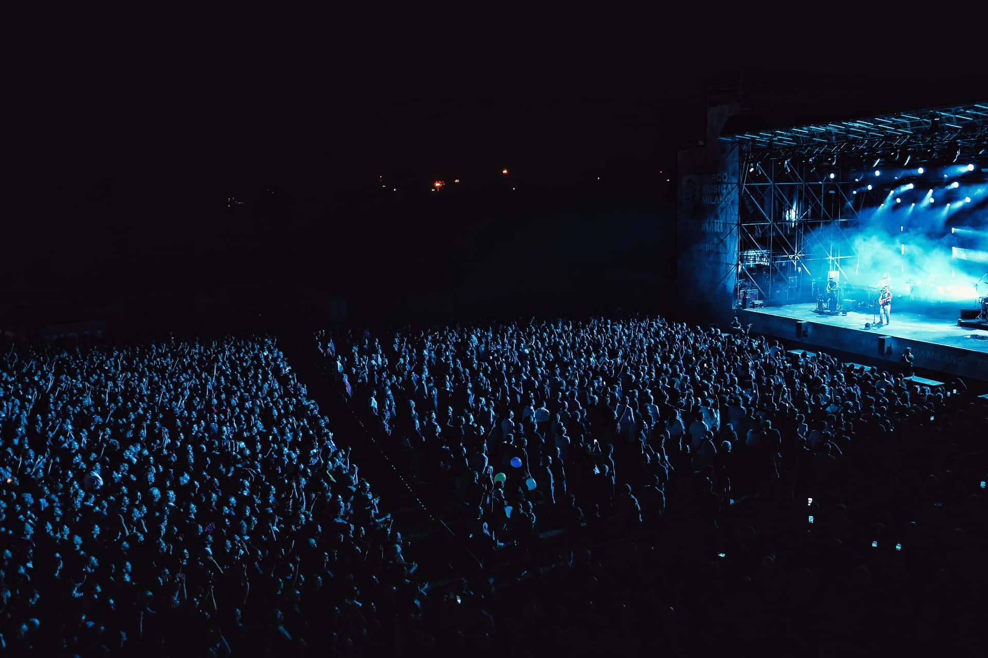 Il pubblico davanti al grande palco illuminato di blu